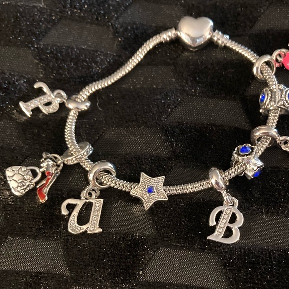 Charm-Bracelet- The Letter P initial in silver tone. Charm/Pendent nwt - Picture 8 of 10